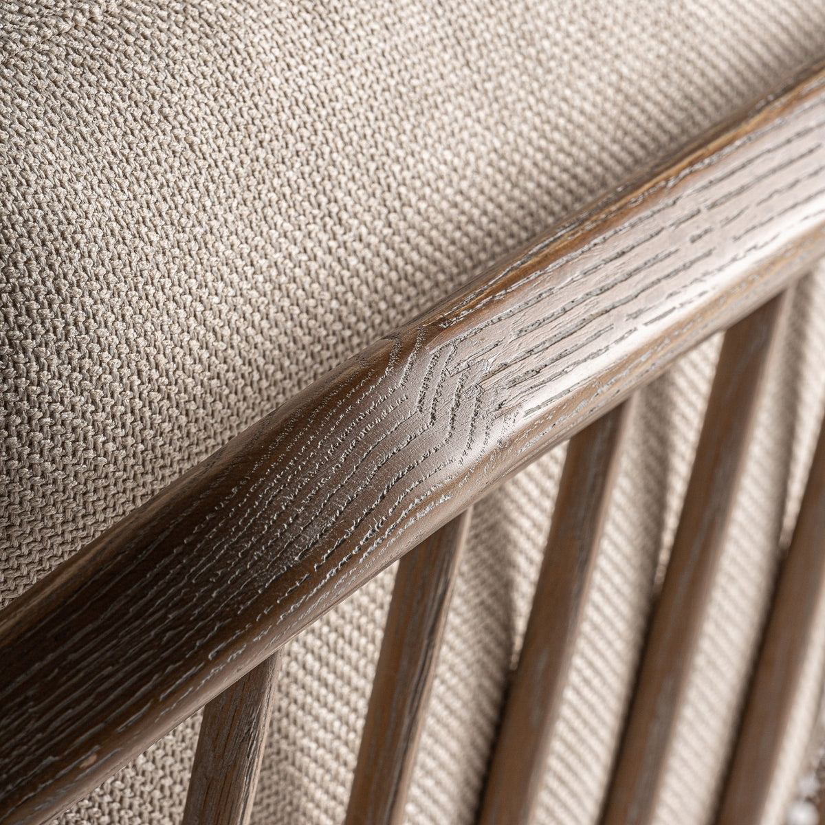 Detalle trasero superior de la Butaca Bolzano, barrotes de madera torneada sobre fondo tapizado, boutique interiorismo Vical