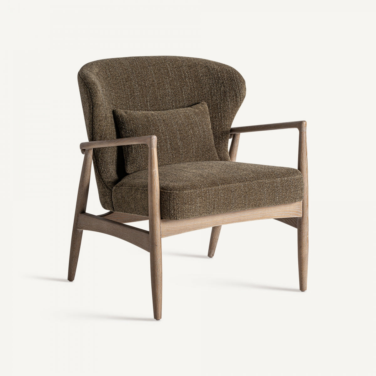 Detalle del apoyabrazos en madera vista del sillón TARRES, estilo escandinavo con acabado natural y textil marrón
