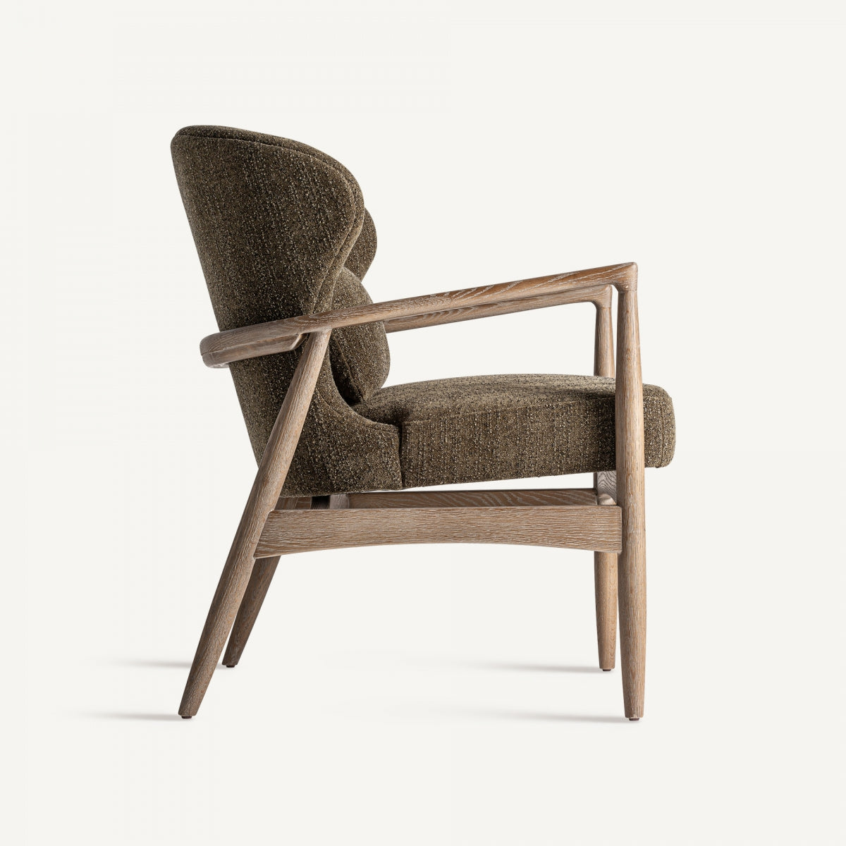 Detalle del asiento acolchado del sillón TARRES con tapizado en tono marrón cálido, diseño cómodo y robusto