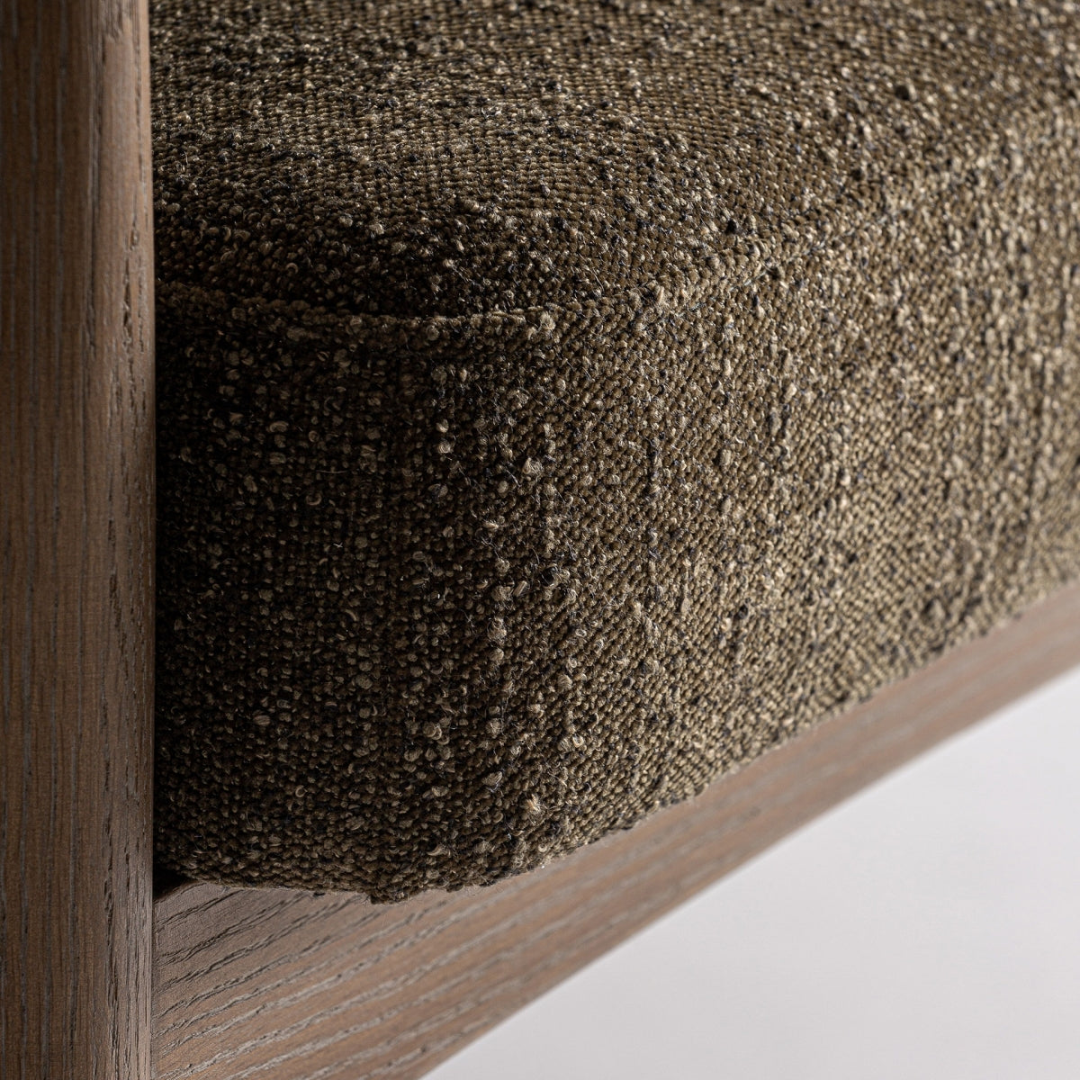 Vista lateral del sillón TARRES con diseño escandinavo, patas estilizadas y apoyabrazos curvados
