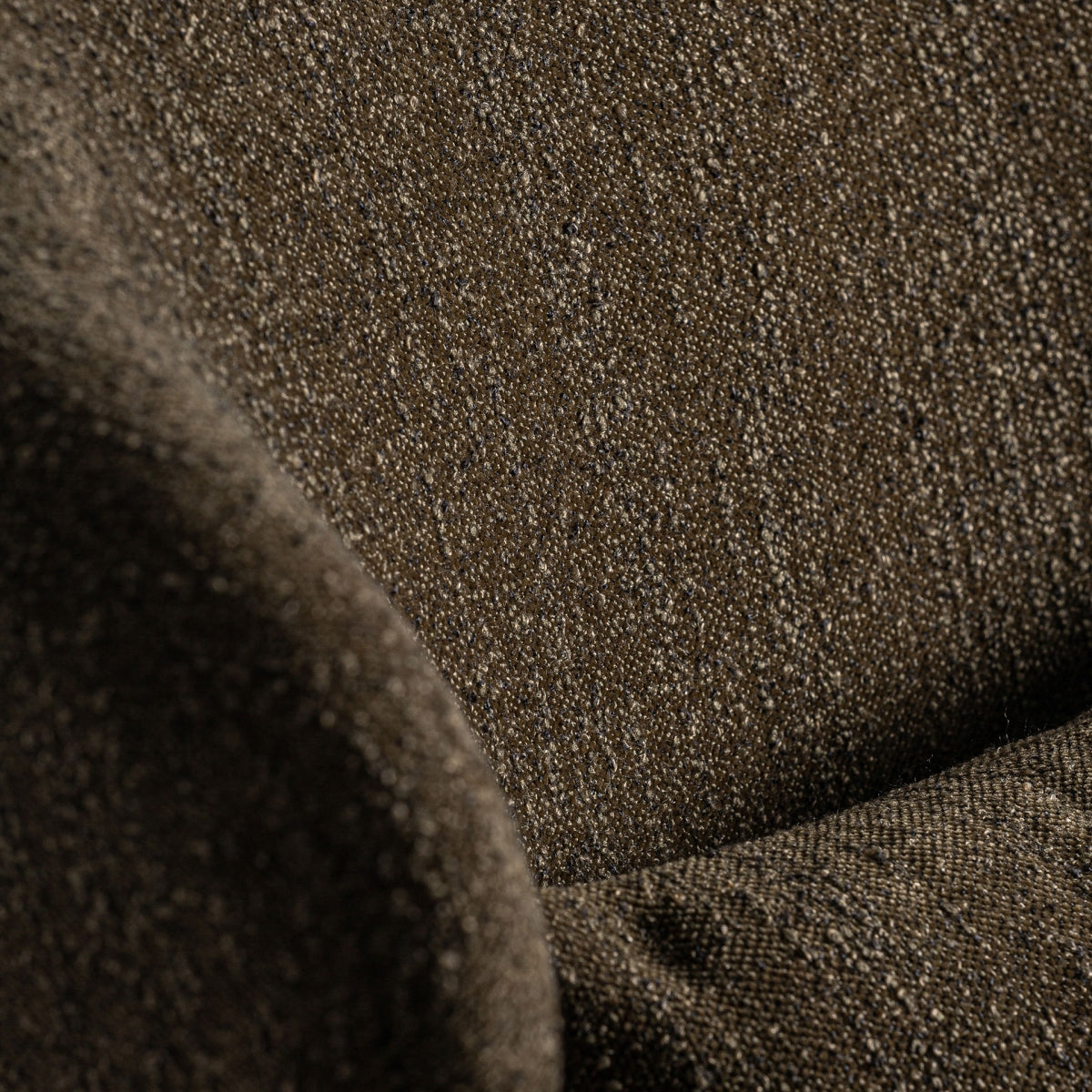 Vista frontal del sillón TARRES con cojín decorativo a juego, estilo nórdico y sofisticado