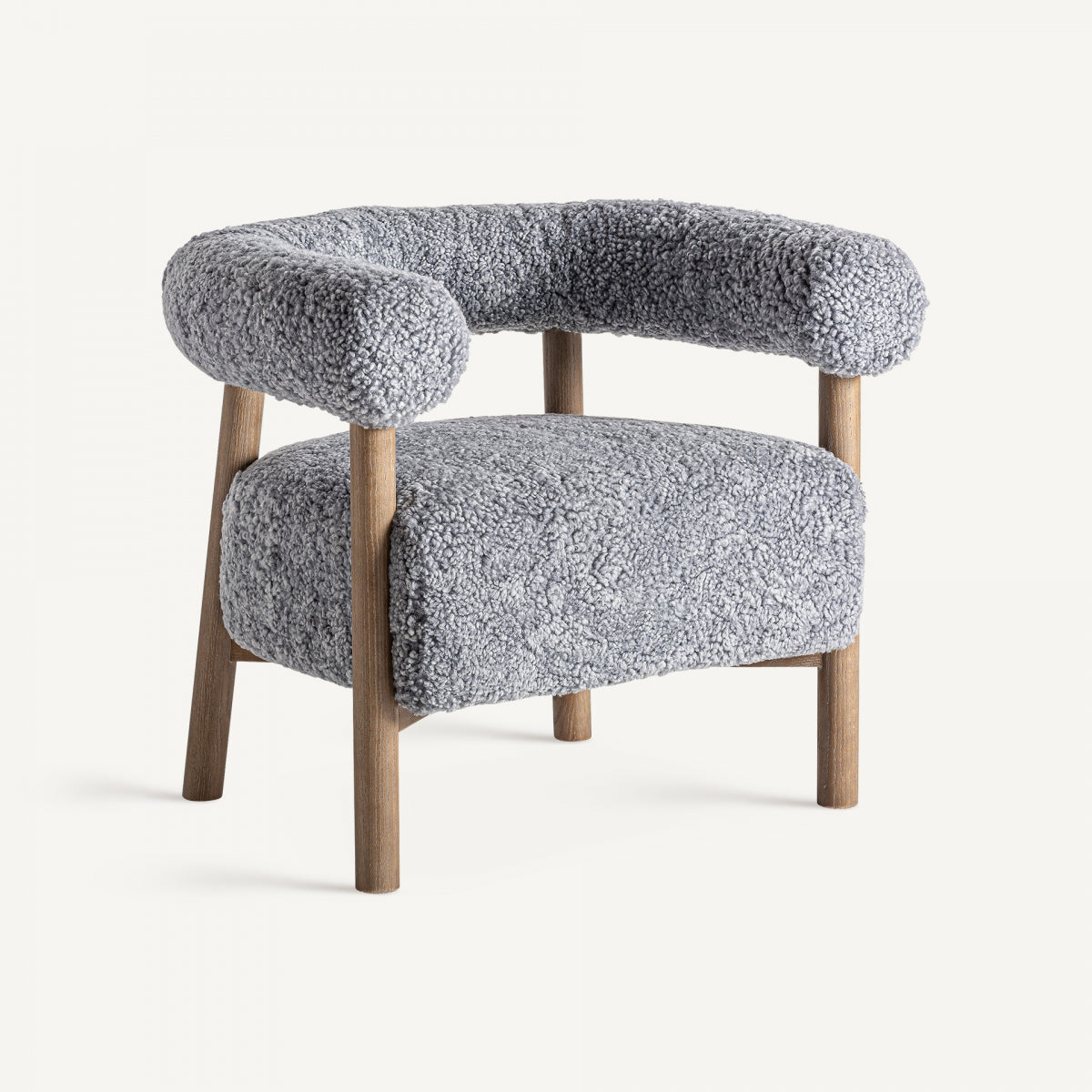 Butaca de diseño en boucle gris con respaldo curvo, estructura de madera vista tres cuartos.