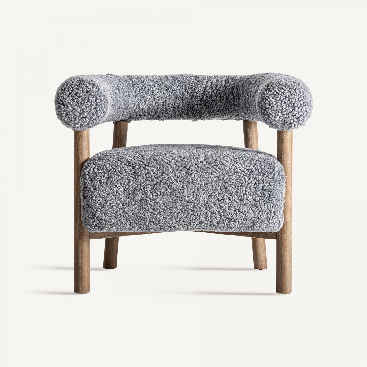 Vista frontal de butaca tapizada en boucle gris con respaldo semicircular y patas de madera.