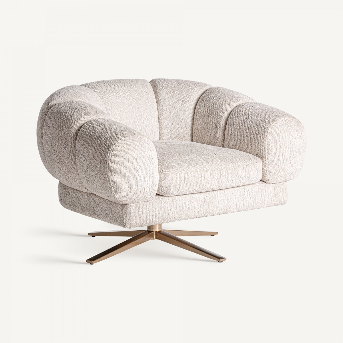Butaca ELISE vista en ángulo con tapizado bouclé beige y base giratoria dorada, estilo contemporáneo y acogedor