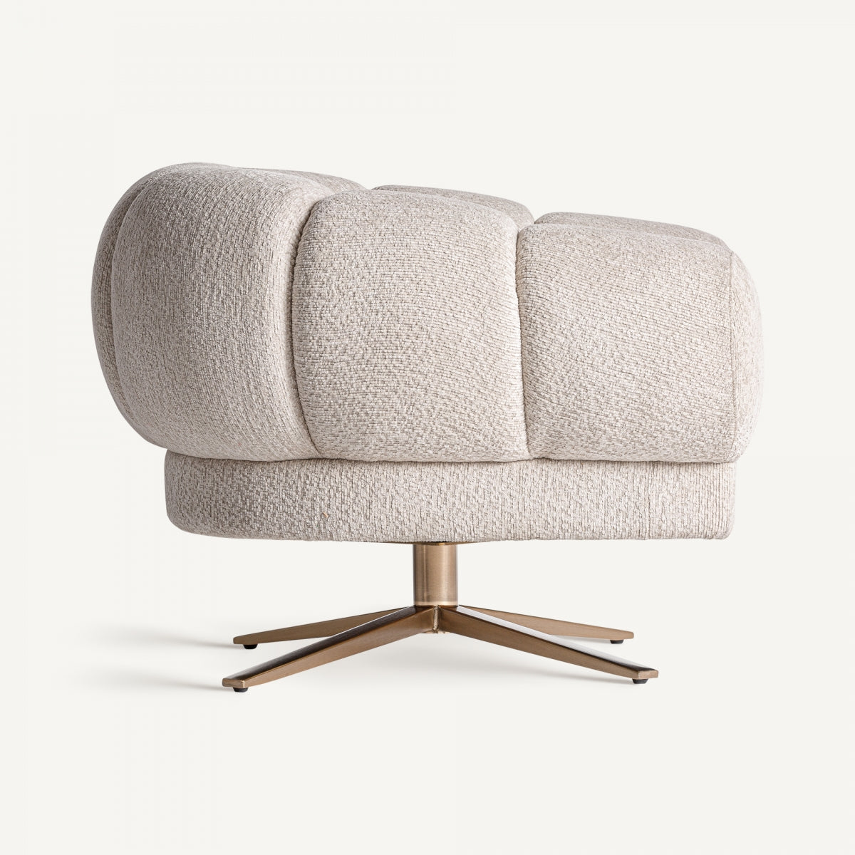 Vista lateral de la butaca ELISE con brazos acolchados y textura bouclé clara, estilo moderno y sofisticado