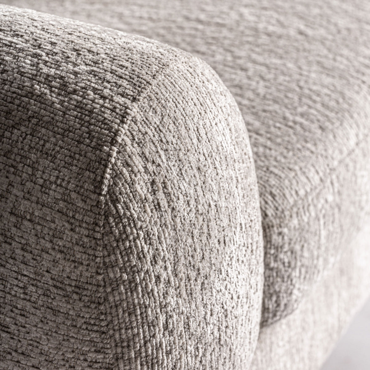 Detalle del tapizado bouclé de la butaca ELISE, textura cálida y elegante en tono crudo