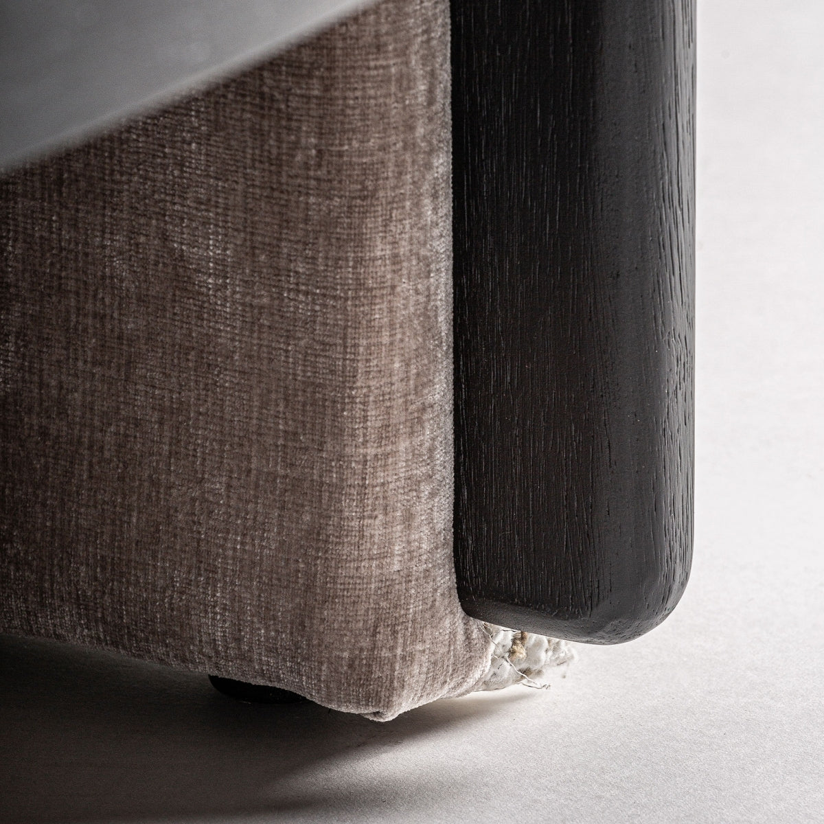  detalle asiento butaca boucle madera natural boutique_interiorismo vical