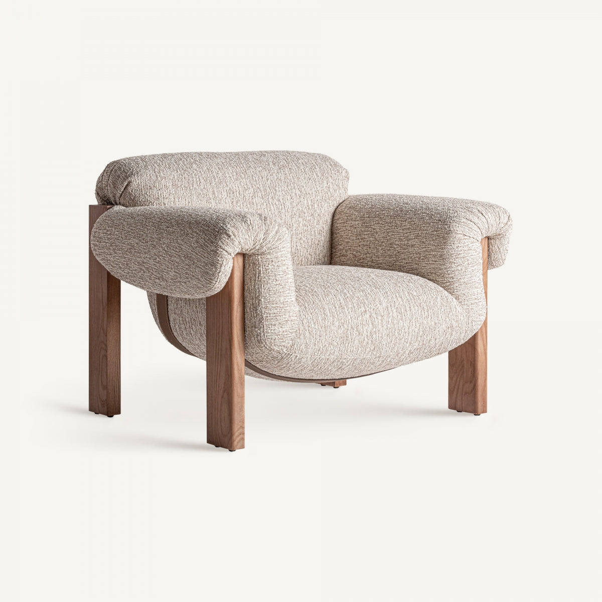 Vista frontal del sillón UZNACH con formas envolventes y tapizado rústico en tono arena – estilo escandinavo cálido