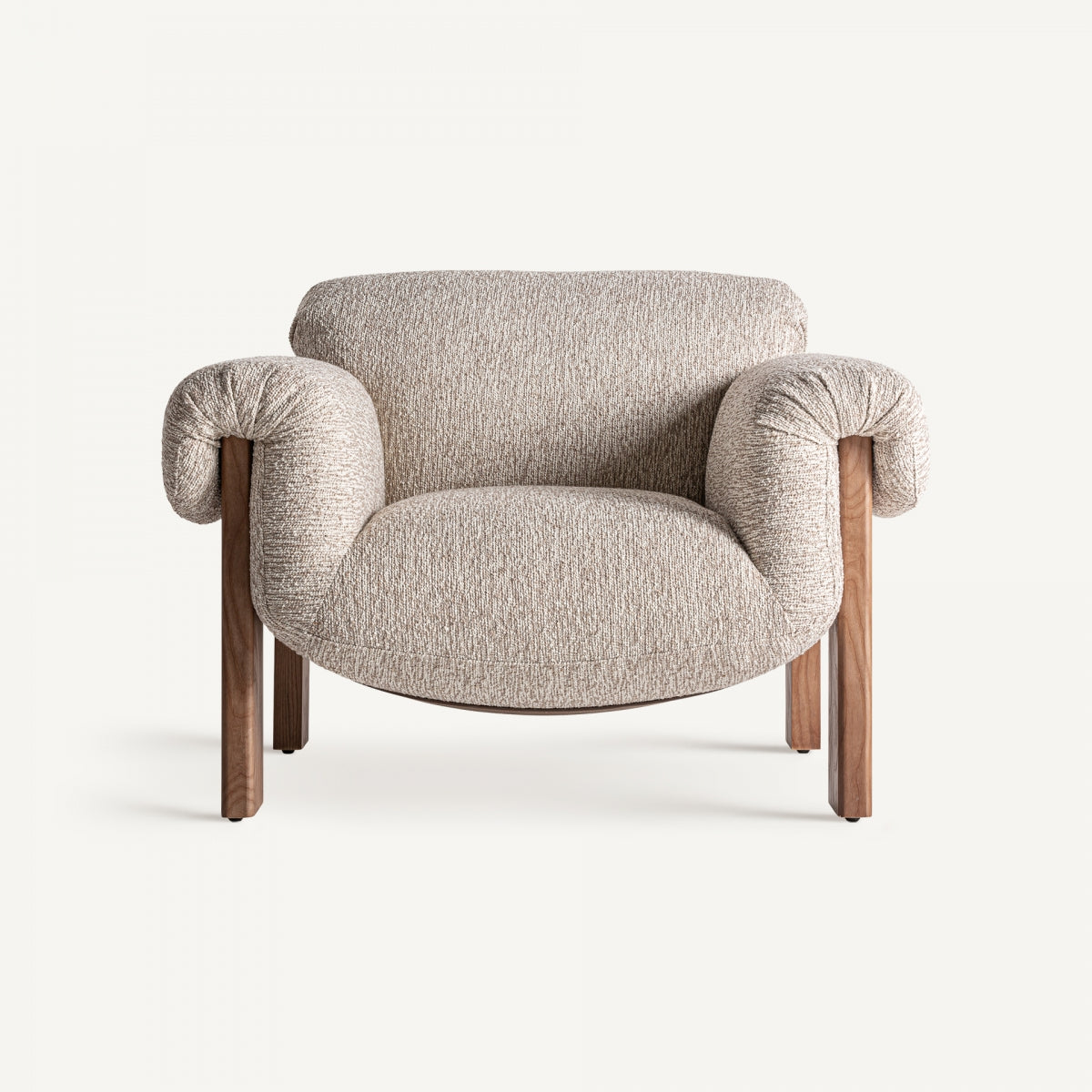 Perfil lateral del sillón UZNACH mostrando brazos curvados y patas rectas en madera de nogal – diseño contemporáneo