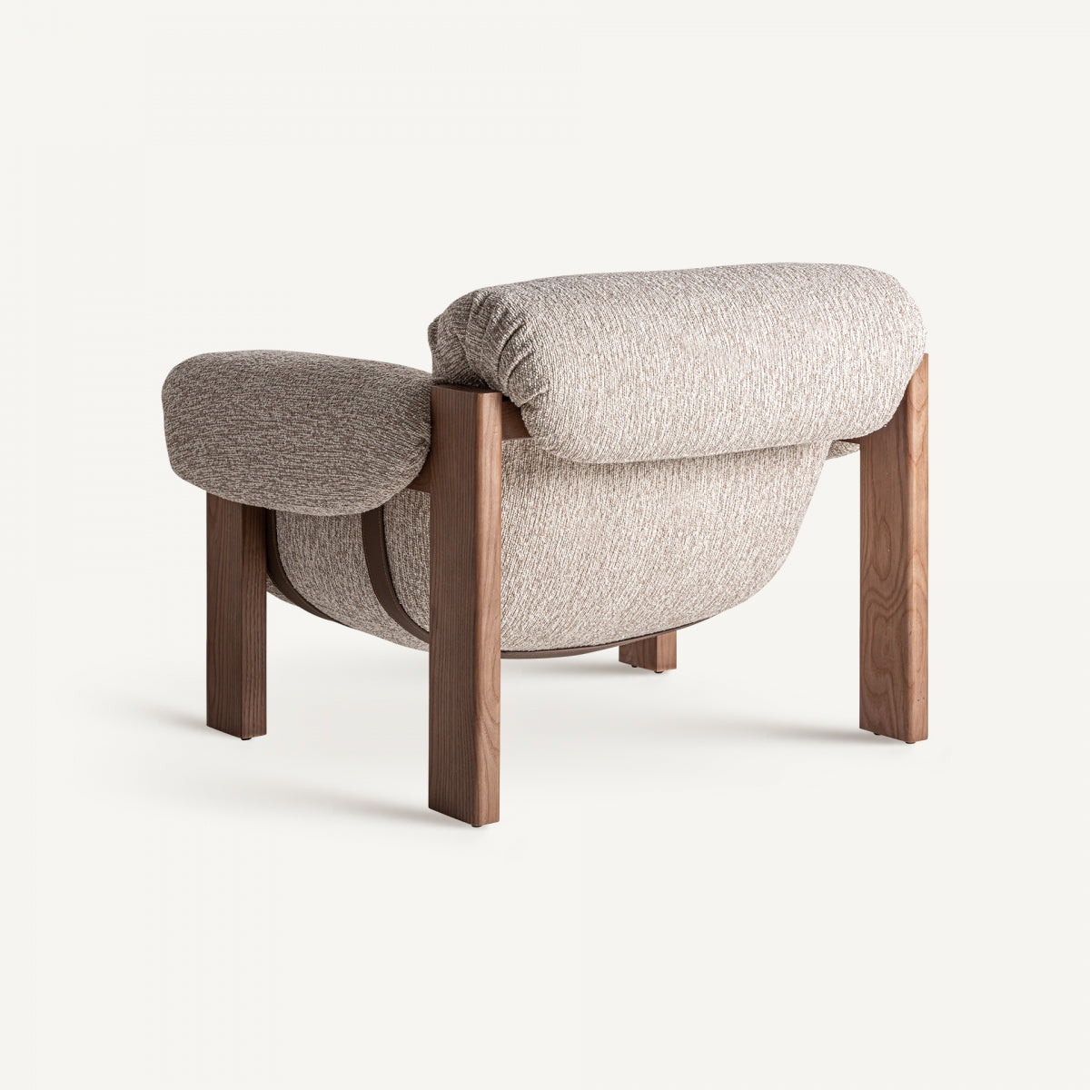 Encuadre oblicuo destacando la proporción equilibrada entre asiento y reposabrazos – estética orgánica