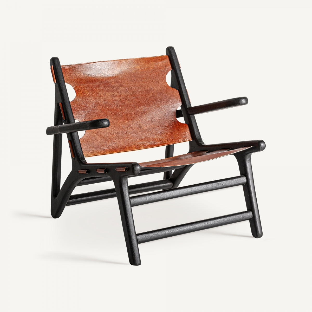 Sillón de diseño con estructura negra y respaldo de cuero visto desde un ángulo frontal.