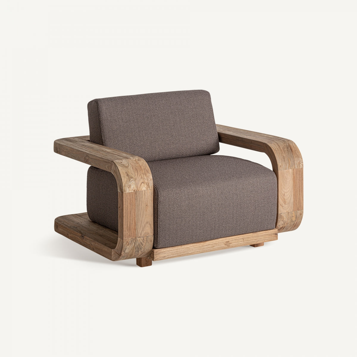 Butaca de diseño con estructura curva de madera de teca natural y tapizado marrón, estilo rústico contemporáneo