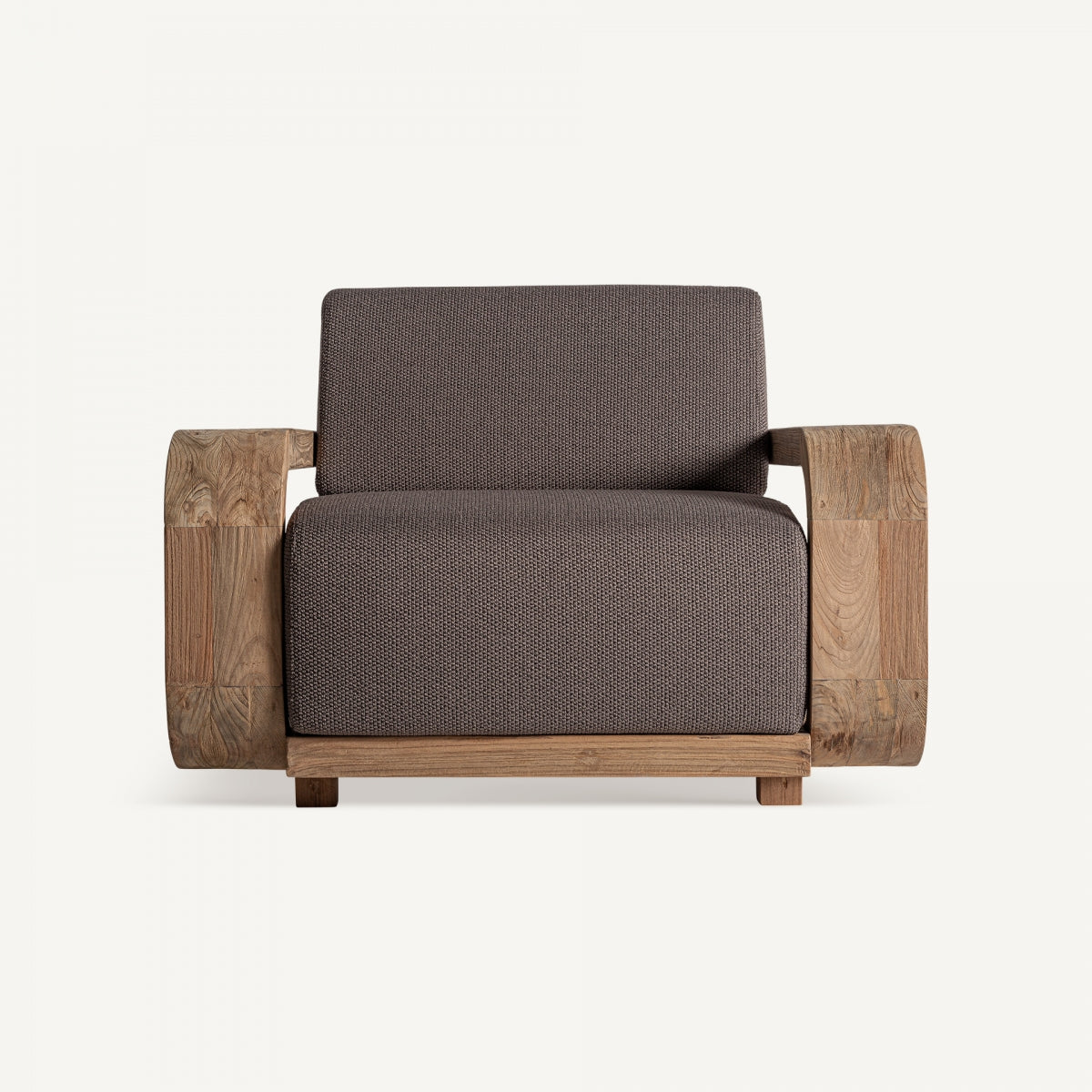 Vista frontal de butaca artesanal con brazos anchos de madera y asiento amplio en tela marrón texturizada