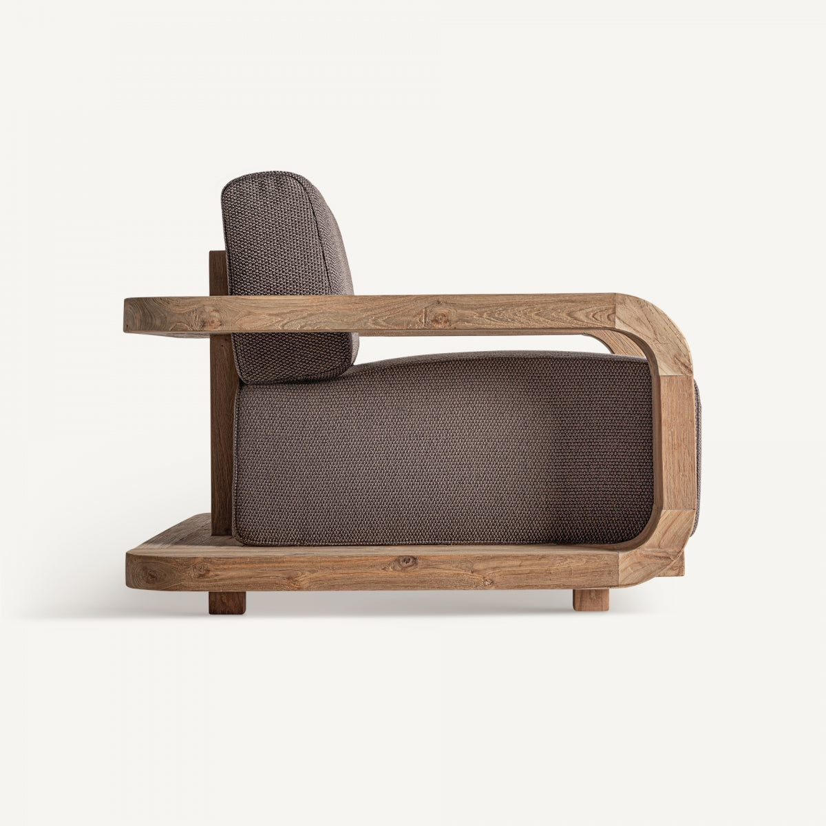 Perfil lateral de sillón moderno con estructura envolvente de madera natural y asiento mullido marrón