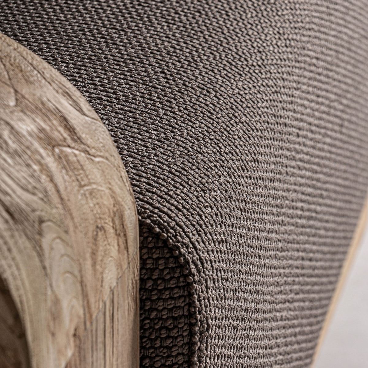 Primer plano del tapizado marrón con textura gruesa y estilo acogedor para ambientes cálidos