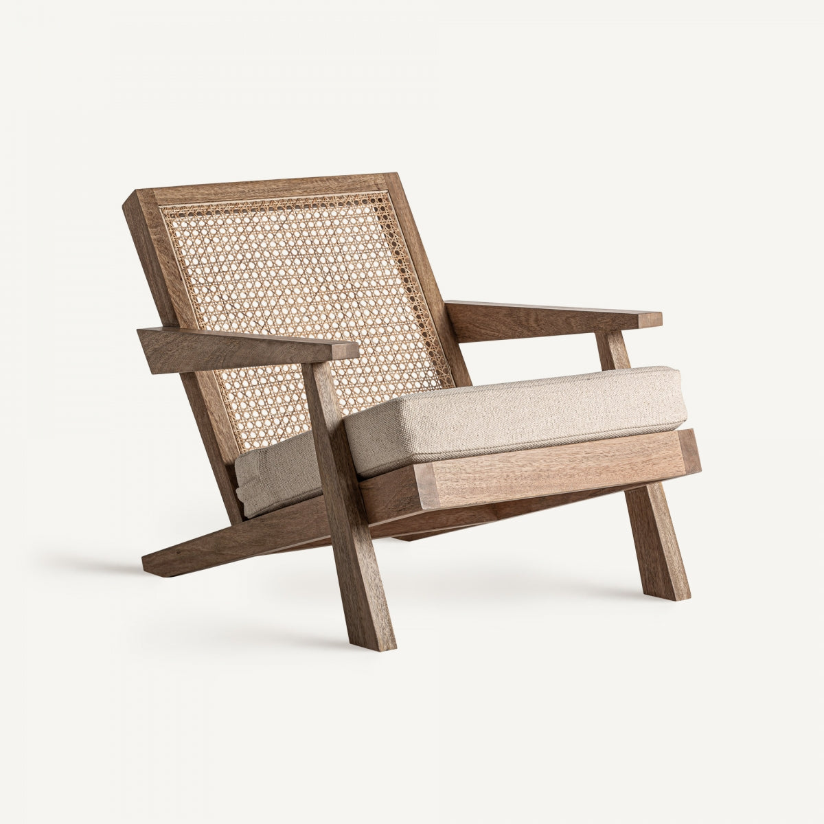 Vista frontal del sillón WESWEIL con respaldo de rejilla y asiento tapizado en lino beige – estilo natural moderno