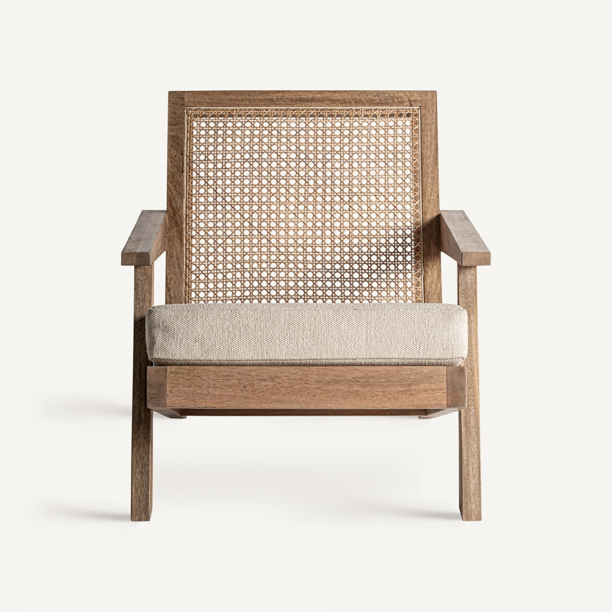 Perfil lateral del sillón WESWEIL mostrando su estructura inclinada y base de madera maciza – diseño escandinavo elegante