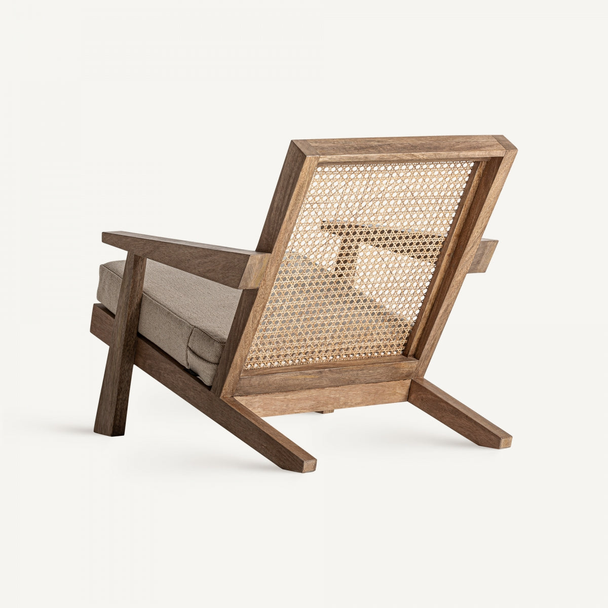 Detalle del brazo en madera maciza suavemente biselado del sillón WESWEIL – diseño limpio y cómodo