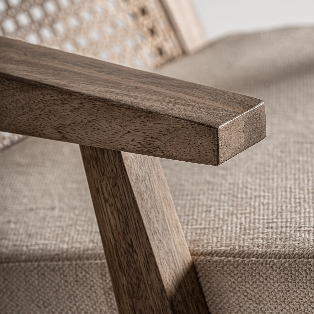 Rejilla tejida artesanal del respaldo vista en primer plano – sillón decorativo de estilo mediterráneo