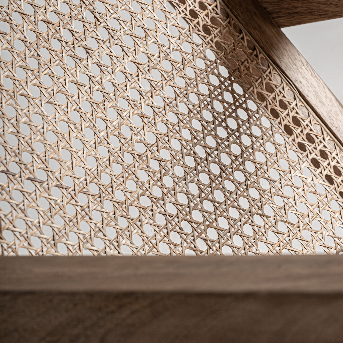 Detalle del asiento tapizado en tejido grueso beige – confort visual y textura envolvente