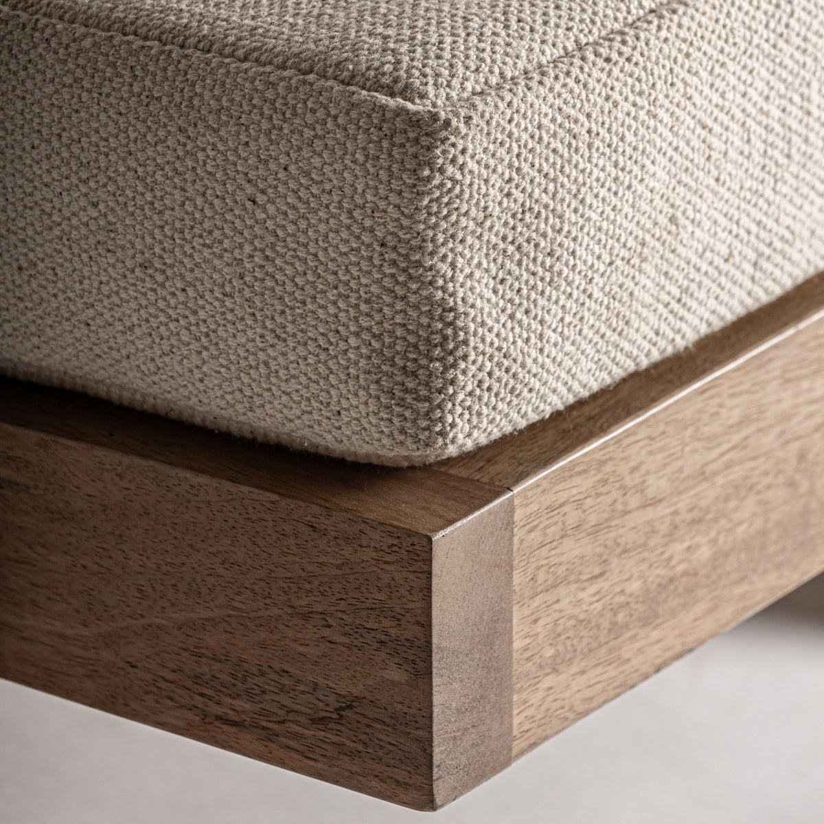 Encuadre del respaldo y asiento con estructura en madera clara – combinación de materiales nobles