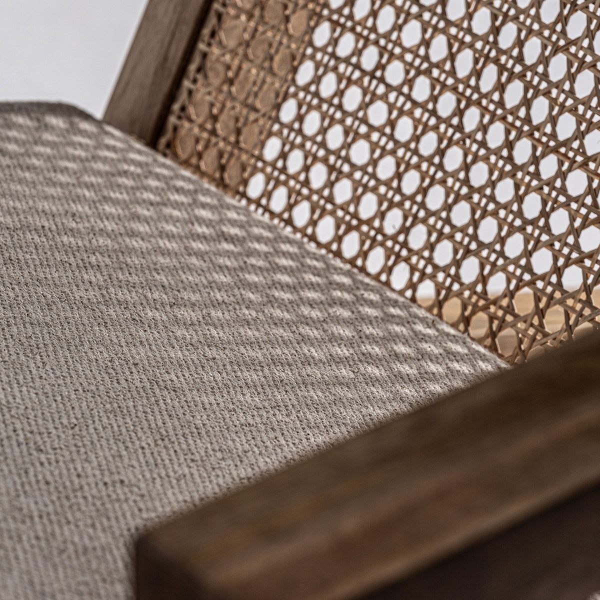 Plano cercano del asiento y reposabrazos con acabado satinado – mezcla de confort y diseño