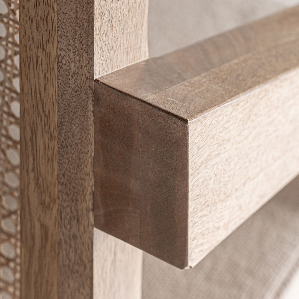 Primer plano de la unión entre madera y estructura metálica interior – robustez invisible y detalle sofisticado