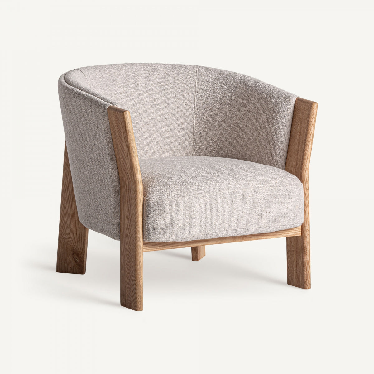 Vista frontal del sillón Nara, estructura de madera natural y tapizado en tejido beige claro, estilo escandinavo minimalista