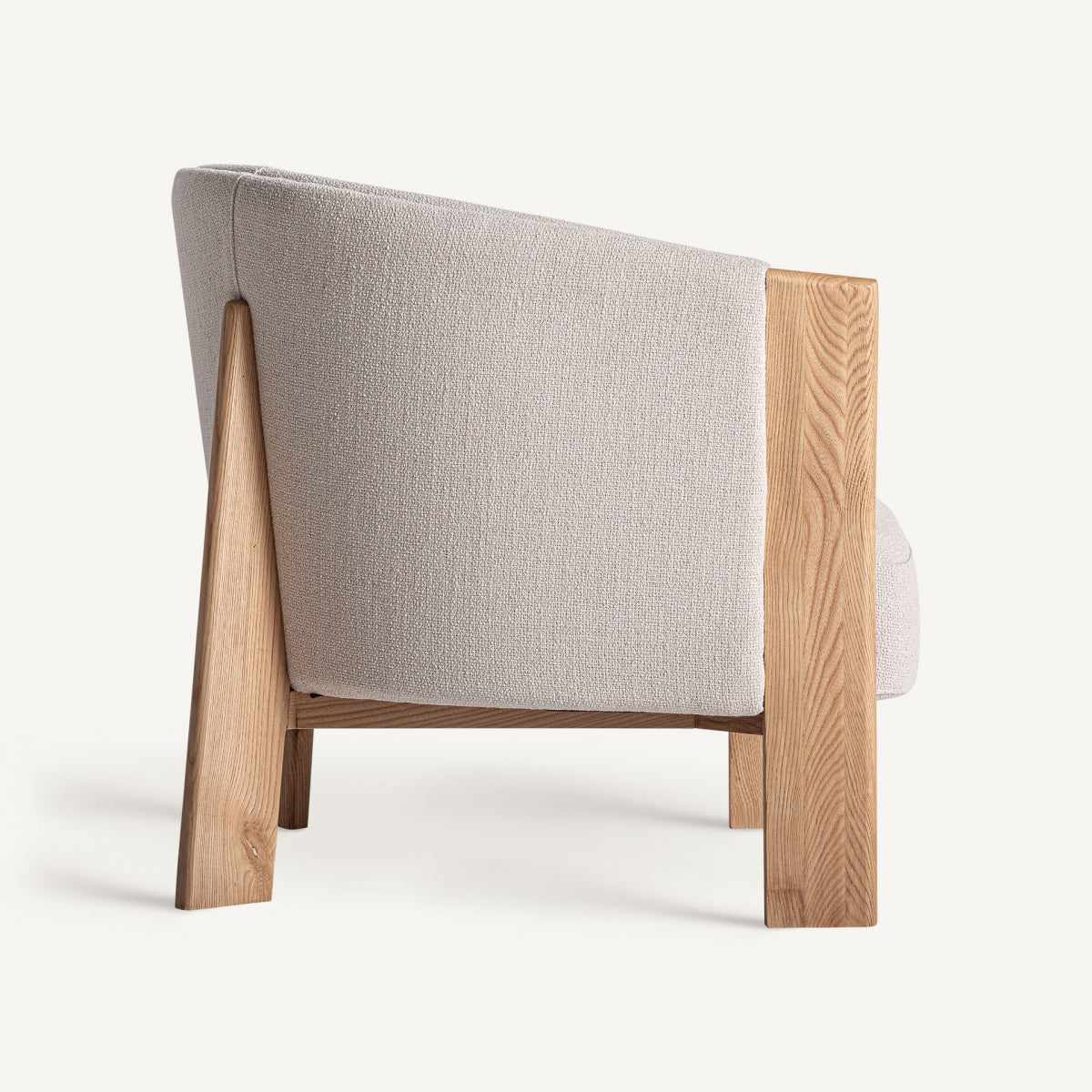 Vista lateral del sillón Nara mostrando la inclinación ergonómica y detalle de la estructura en madera