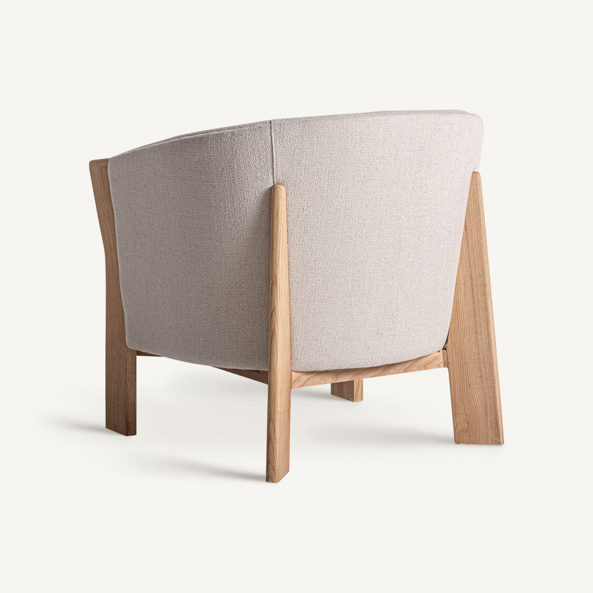 Vista trasera del sillón Nara, diseño curvo y limpio en tapizado beige con base de madera vista