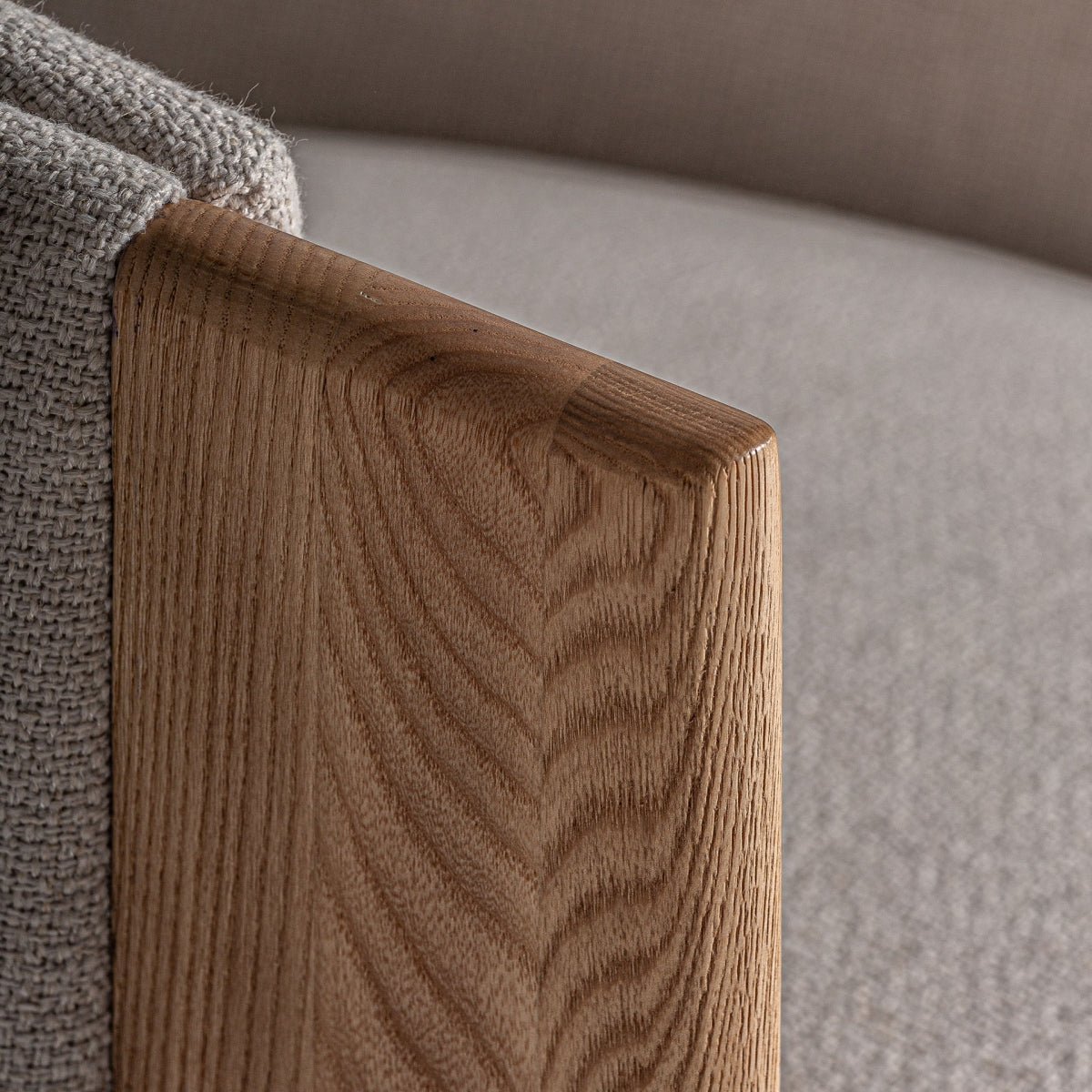 Detalle de la estructura de madera natural del reposabrazos del sillón Nara, vetas visibles y acabado pulido