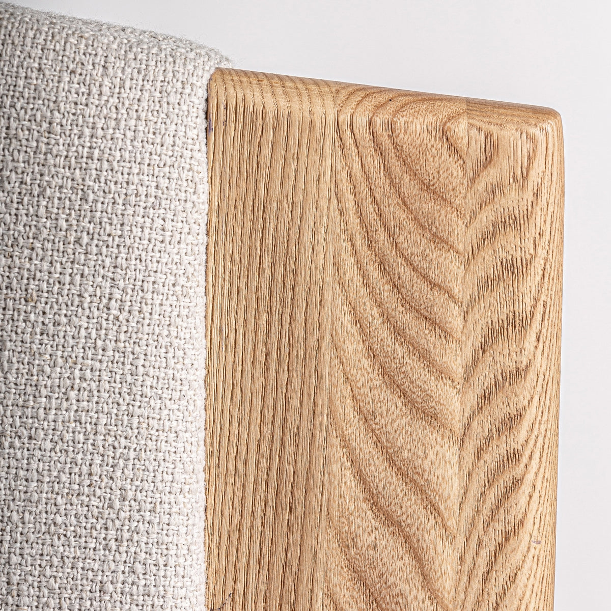 Acabado superior en madera del sillón Nara, mostrando la calidad de la veta y su acabado artesanal