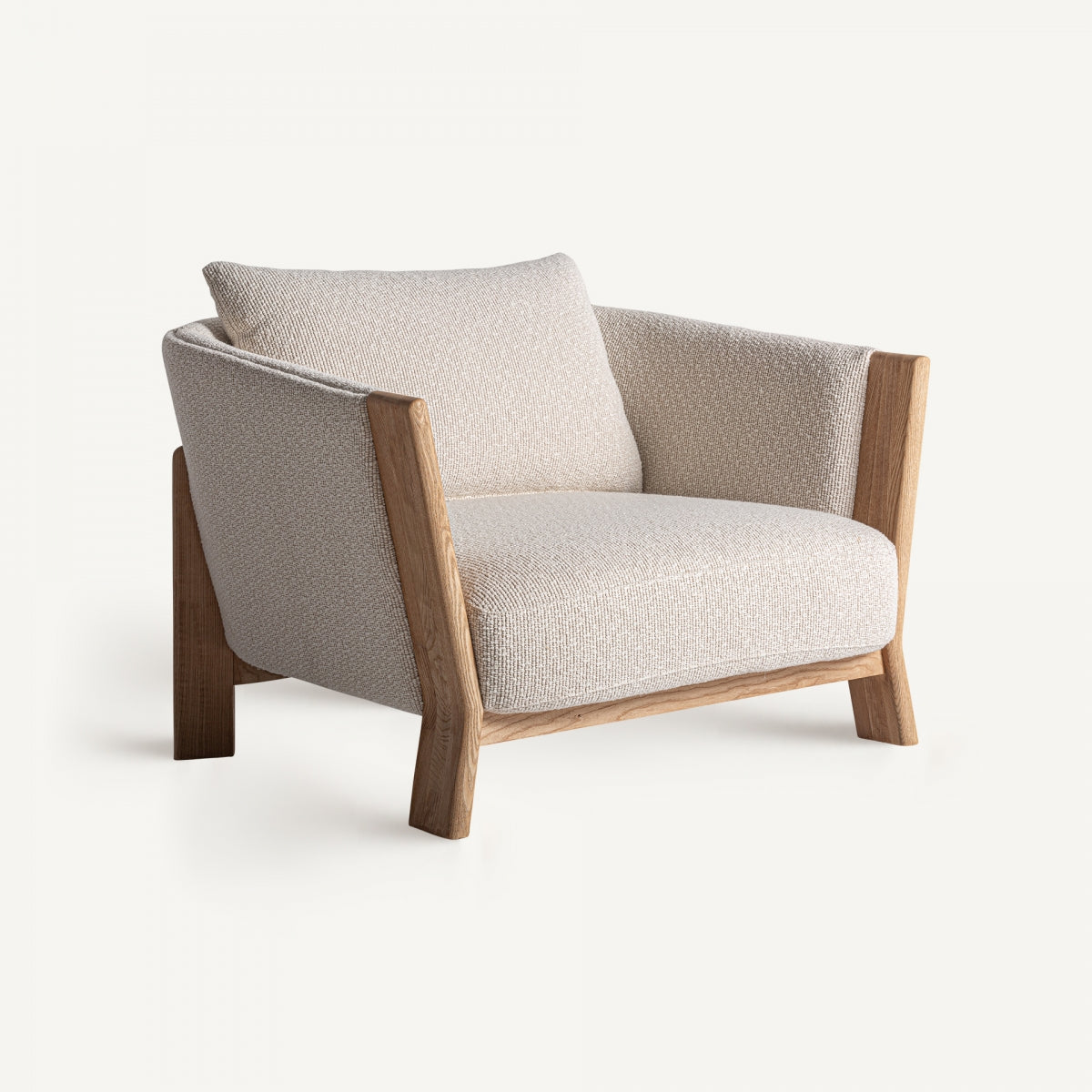Vista frontal del sillón Nara con cojín incluido, tapizado bouclé beige y estructura de madera natural, estilo escandinavo
