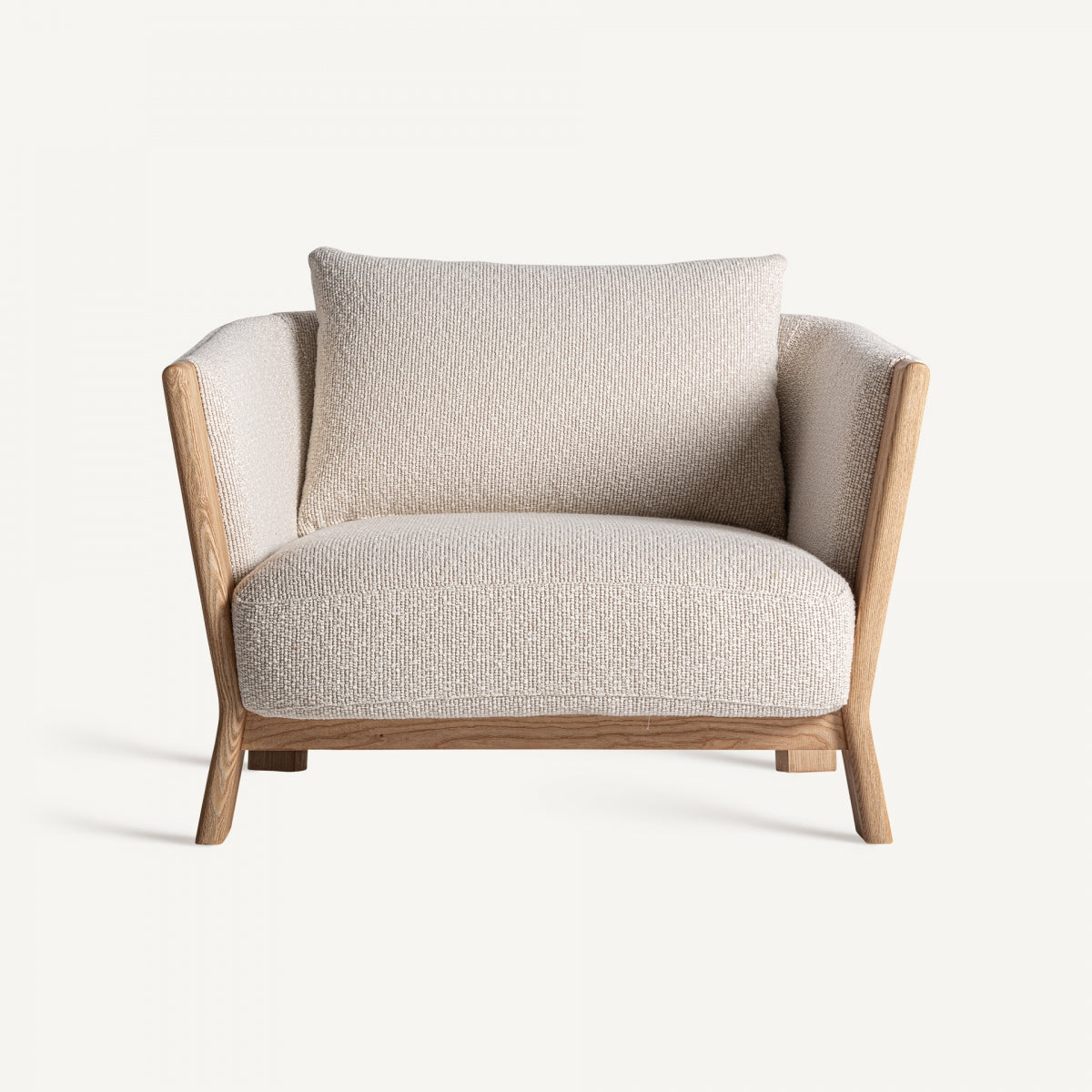 Vista centrada del sillón Nara con cojín lumbar, asiento amplio y respaldo acogedor en tonos neutros