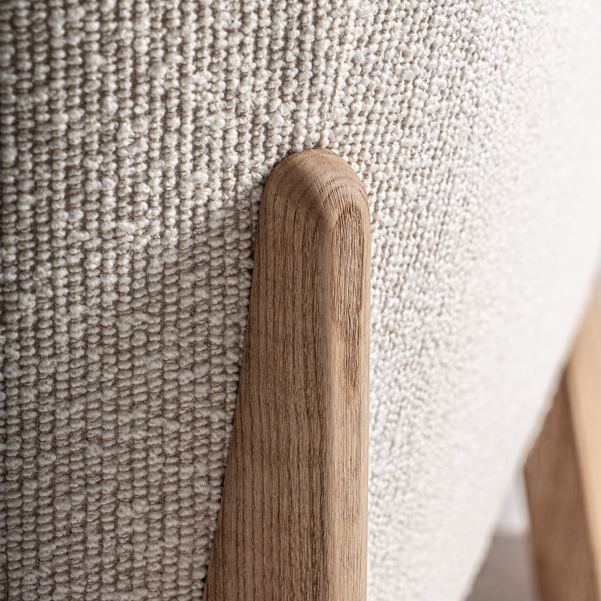 Detalle del apoyo trasero del sillón Nara en madera maciza, con curva suave y elegante