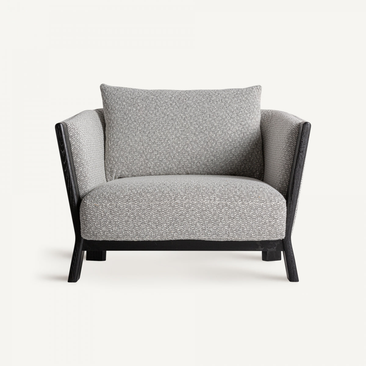 Vista centrada del sillón Nara con respaldo bajo y cojín desenfundable, tapizado en tejido gris jaspeado
