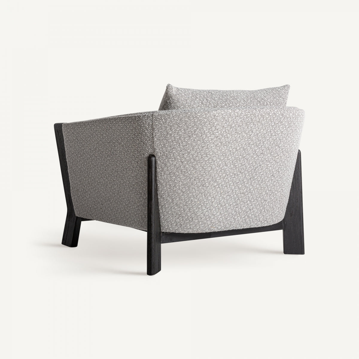 Vista trasera del sillón Nara con respaldo curvado y textura bouclé en tonos grises