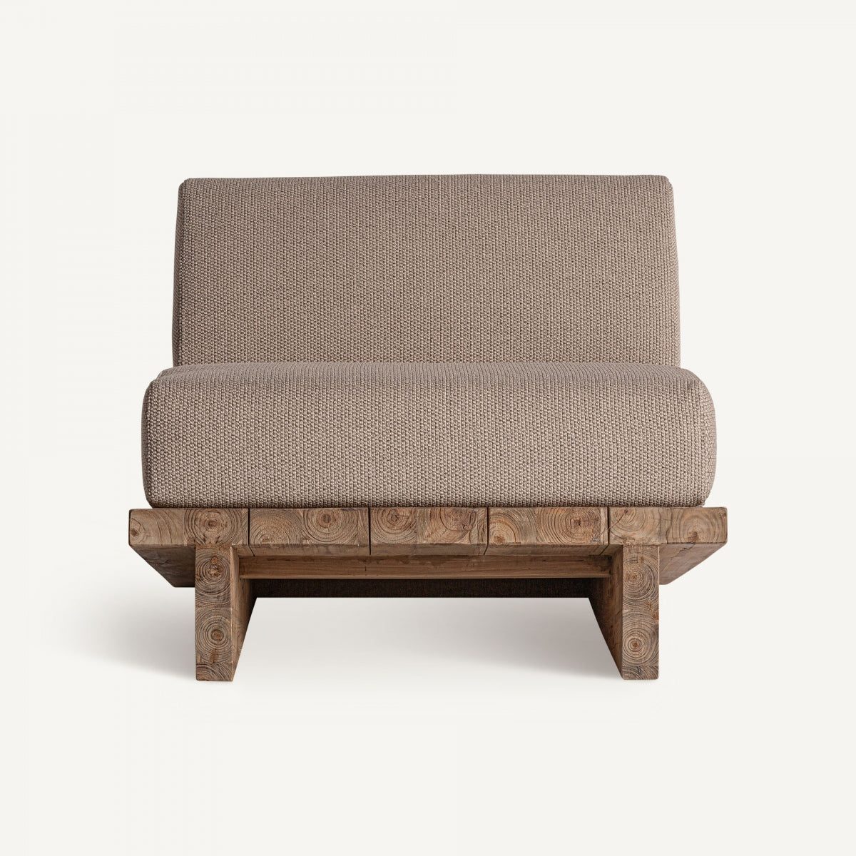 Sillón sin brazos con base de madera maciza y cojines tapizados en tejido rústico, estilo natural contemporáneo, boutique interiorismo Vical