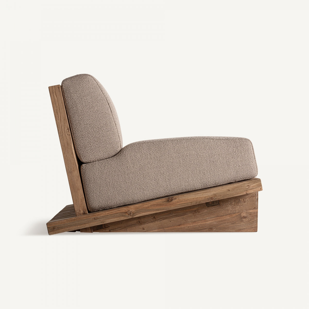 Perfil lateral del sillón con base inclinada de madera natural y cojines gruesos, diseño robusto y sereno, boutique interiorismo Vical