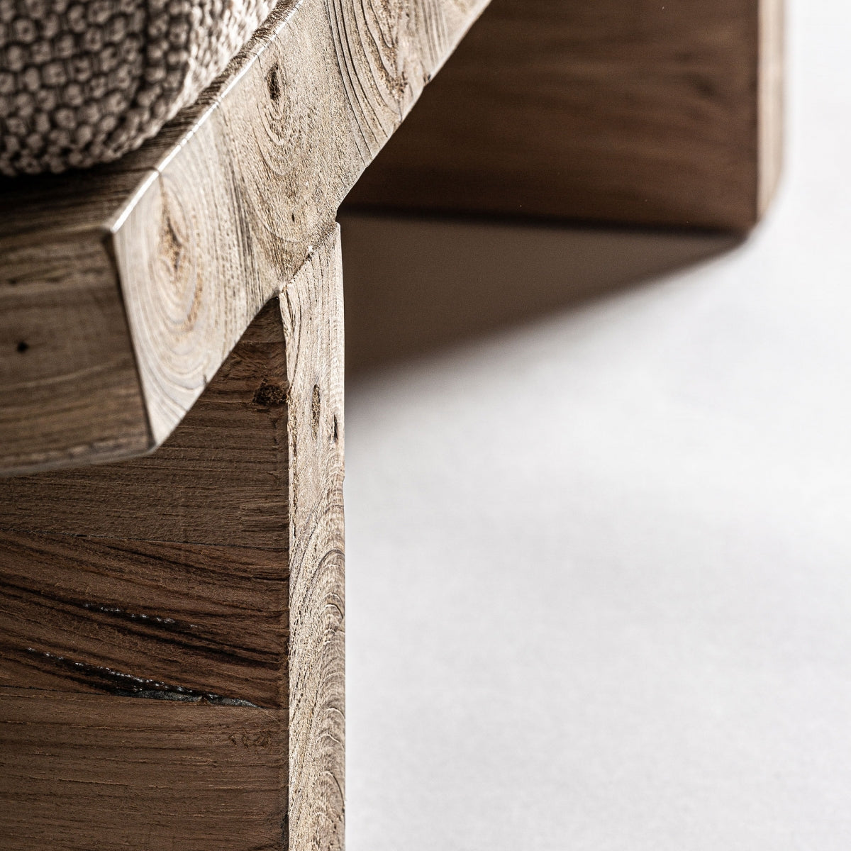 Zoom sobre la base del sillón con veta marcada en madera maciza, diseño geométrico y fuerte presencia, boutique interiorismo Vical