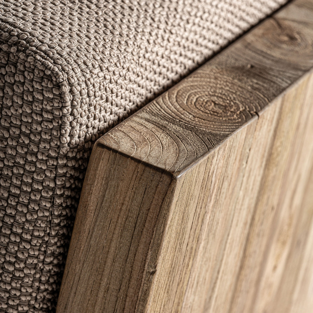 Encuadre detalle del respaldo y la textura del tejido marrón en contraste con la madera natural, boutique interiorismo Vical