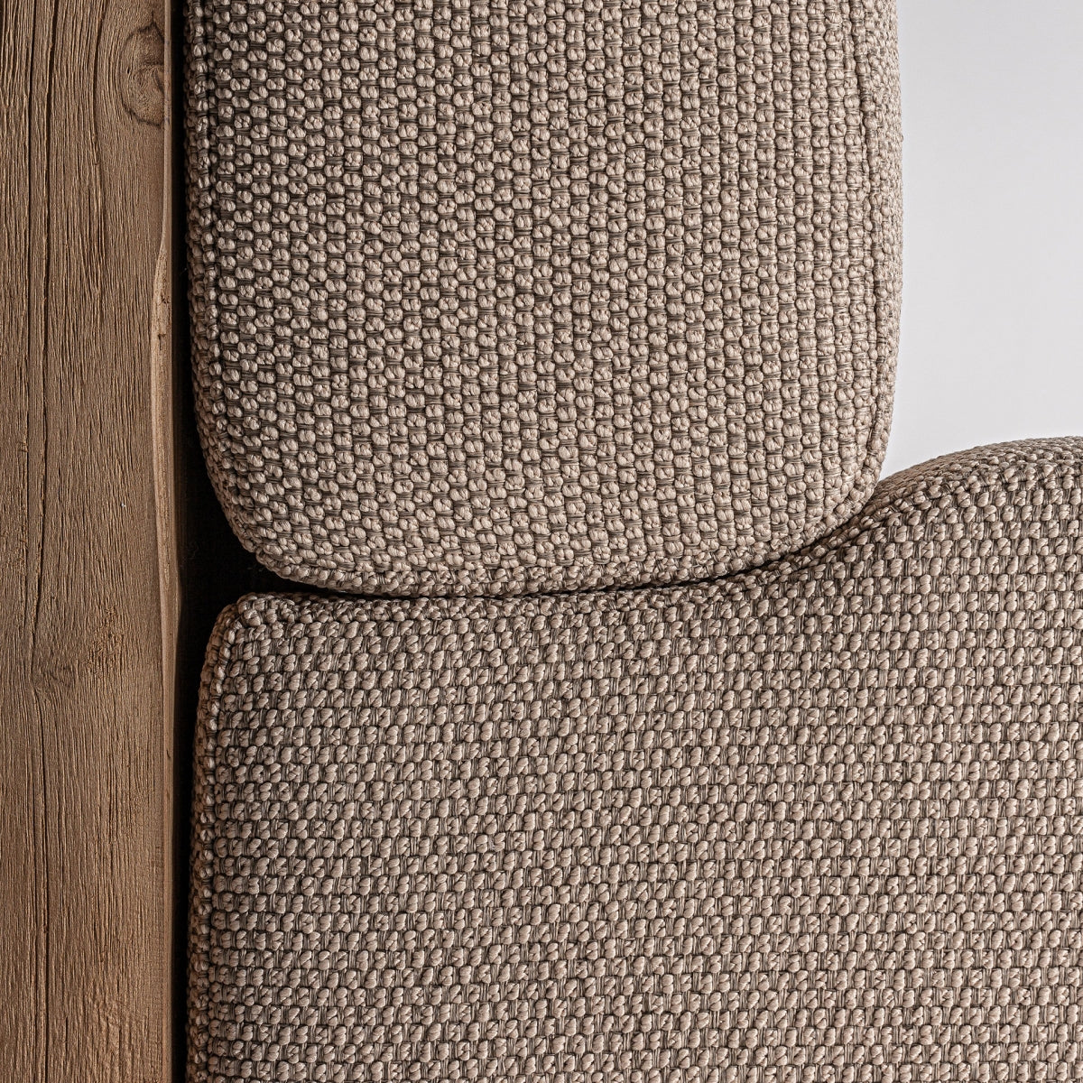 Textura en primer plano del tejido rústico del asiento en tono topo, elegante y sobrio, boutique interiorismo Vical