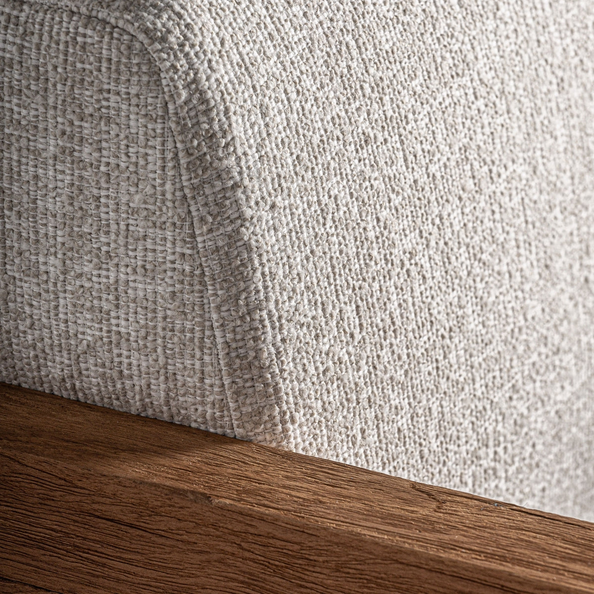 Detalle del respaldo tapizado y su ajuste sobre estructura – mueble cómodo de líneas puras boutique interiorismo vical