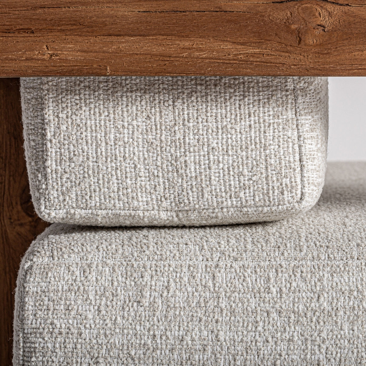 Detalle de cojines de asiento y respaldo con textura gruesa – sillón confortable elegante boutique interiorismo vical