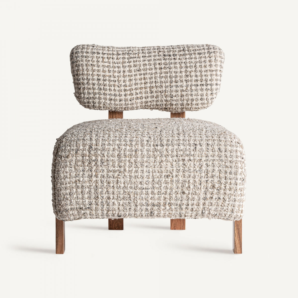 Vista frontal del sillón en tejido bouclé natural con base de madera, diseño escandinavo, Vical boutique interiorismo