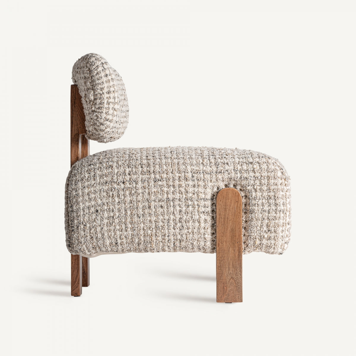 Perfil lateral del sillón con patas de madera y asiento amplio en tela jaspeada, estilo cálido y moderno, boutique interiorismo Vical