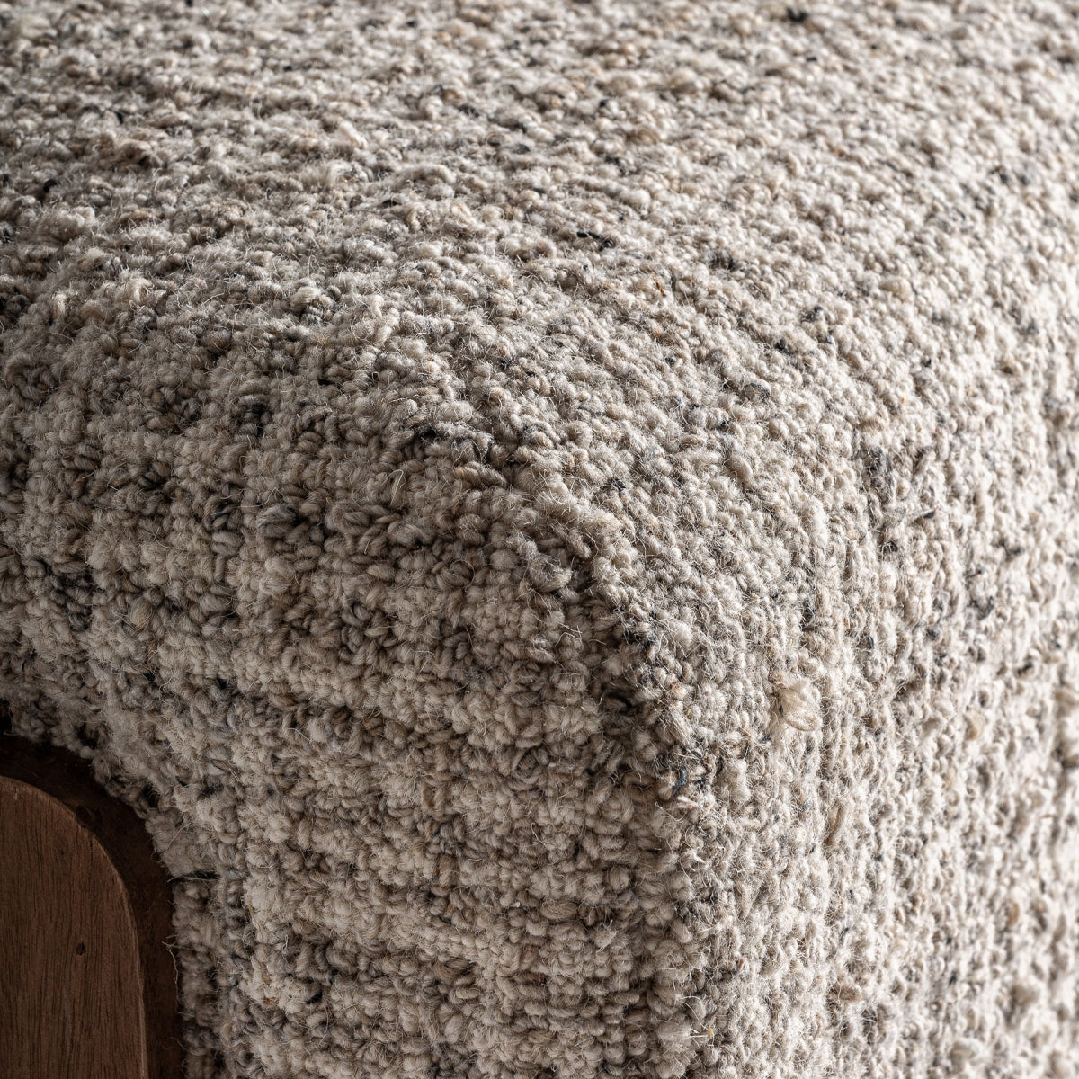Detalle del tejido bouclé grueso en tonos beige y gris, textura acogedora y cálida, boutique interiorismo Vical