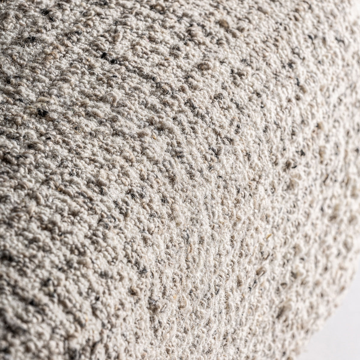 Detalle del asiento del sillón con tejido jaspeado beige, estilo orgánico contemporáneo, boutique interiorismo Vical