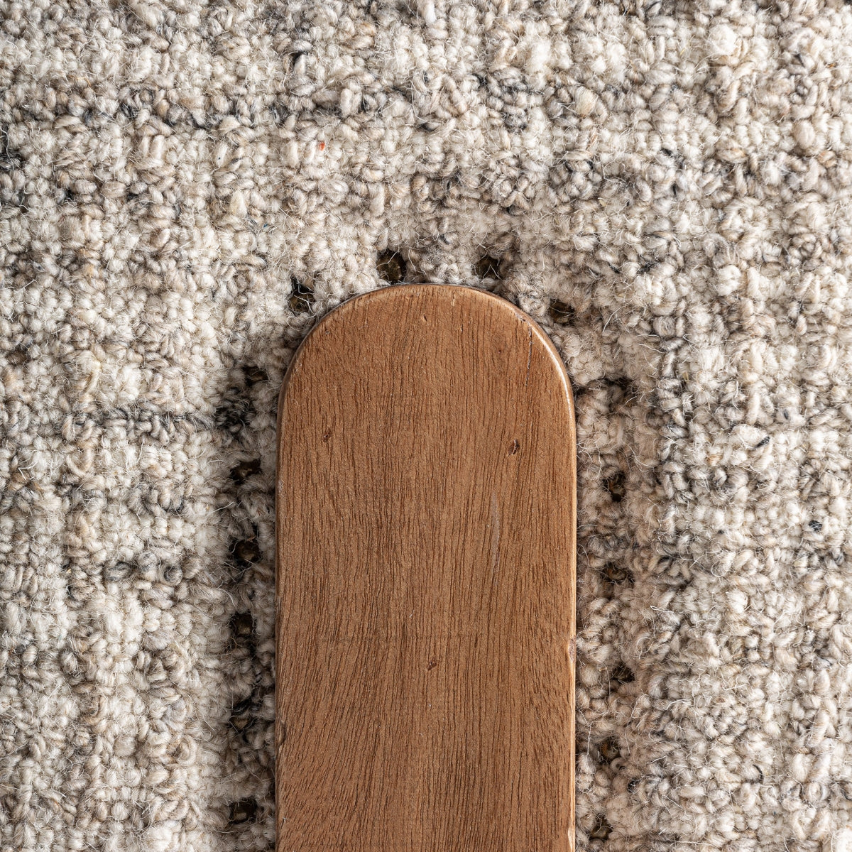 Encuadre del encuentro entre la estructura de madera y el tapizado del sillón, diseño artesanal moderno, boutique interiorismo Vical