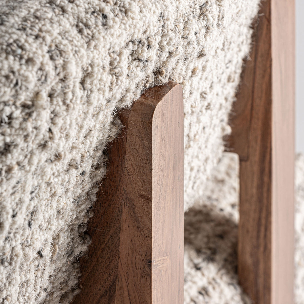 Vista cercana de las patas traseras de madera maciza integradas en el respaldo, diseño nórdico, boutique interiorismo Vical